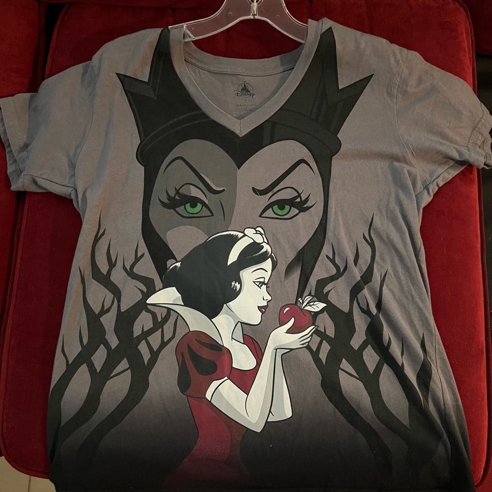 Disney size Medium Maleficent Women’s T-shirt